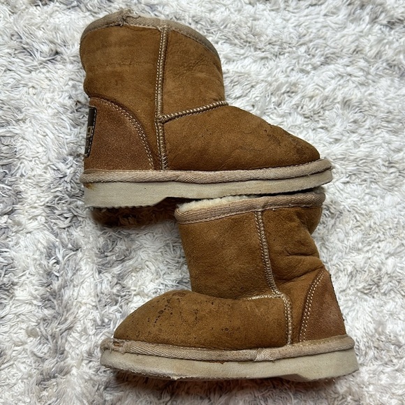 size 6 girls UGG Merino leather purely UGGs in good used condition - Picture 7 of 10